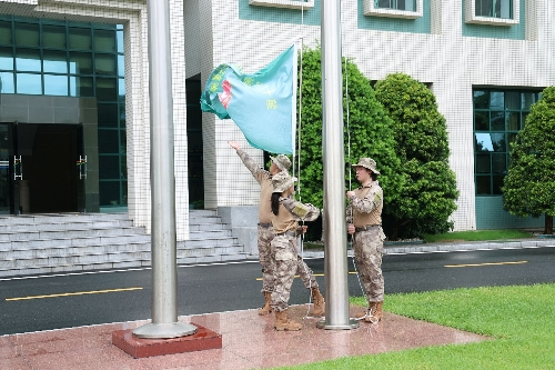 圖為夏令營學(xué)員升營旗。澳門特區(qū)教青局供圖