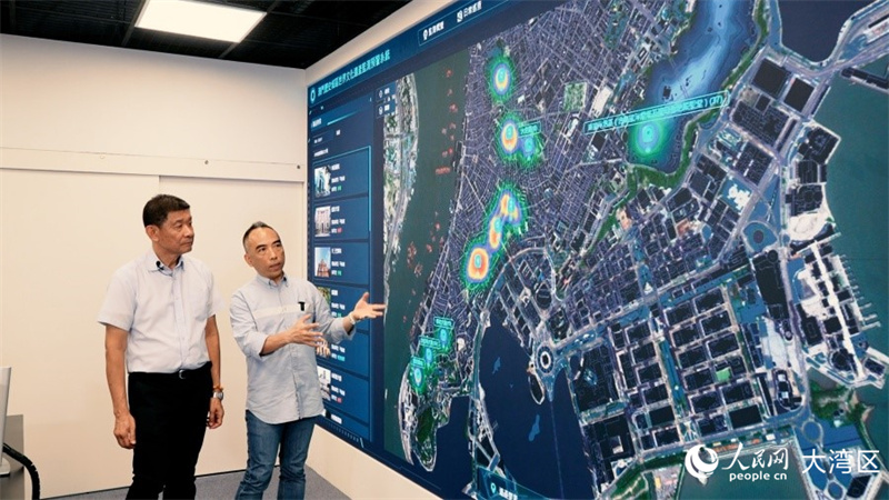 澳門特區(qū)政府文化局文化遺產(chǎn)保護(hù)處高級技術(shù)員崔國穎介紹監(jiān)測系統(tǒng)。人民網(wǎng) 吳宇揚(yáng)揚(yáng)攝