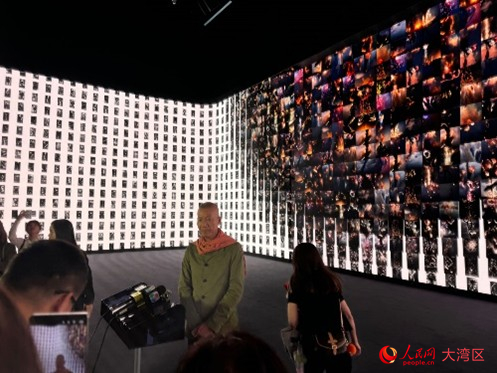 蔡國強在特展展場受訪。人民網記者 富子梅攝