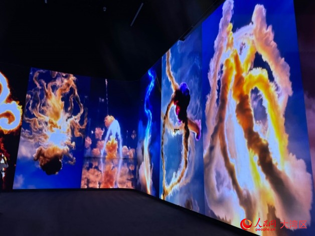 現場呈現的觀眾參與創(chuàng)作的數字煙花。人民網記者 富子梅攝