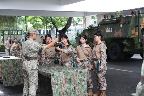 同學(xué)們學(xué)習(xí)槍械知識(shí)。周亞峰攝