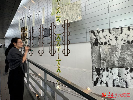 主場(chǎng)展策展團(tuán)隊(duì)介紹位于樓層過(guò)道空間的展品。人民網(wǎng)記者 富子梅攝