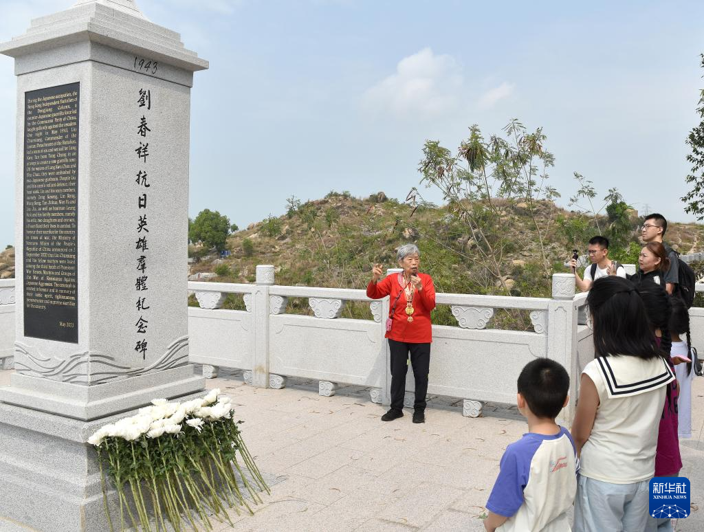 在香港新界屯門龍鼓灘的劉春祥抗日英雄群體紀念碑前，90歲的抗日老戰(zhàn)士林珍為人們講述中國共產(chǎn)黨領(lǐng)導下的東江縱隊港九獨立大隊的故事（2025年3月15日攝）。新華社記者 陳鐸 攝