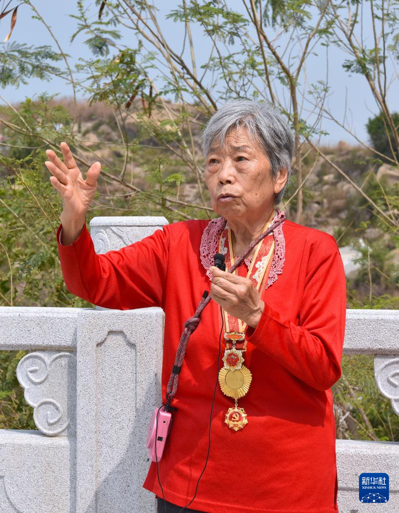 在香港新界屯門龍鼓灘的劉春祥抗日英雄群體紀念碑前，90歲的抗日老戰(zhàn)士林珍為人們講述中國共產(chǎn)黨領(lǐng)導下的東江縱隊港九獨立大隊的故事（2025年3月15日攝）。新華社記者 陳鐸 攝