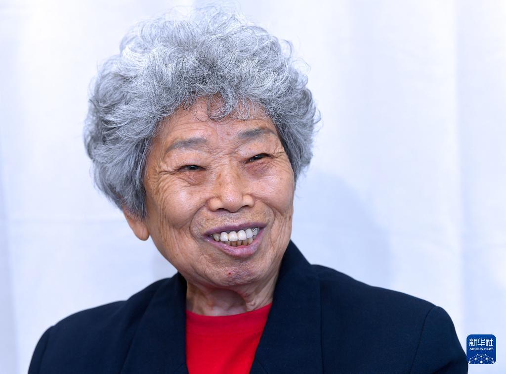 6月24日，在香港屯門欣田邨服務(wù)處，90歲的抗日老戰(zhàn)士林珍接受記者采訪。新華社記者 陳鐸 攝