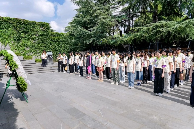圖為交流營(yíng)全體師生在紀(jì)念館廣場(chǎng)舉行肅穆的祭奠儀式。（主辦方供圖）
