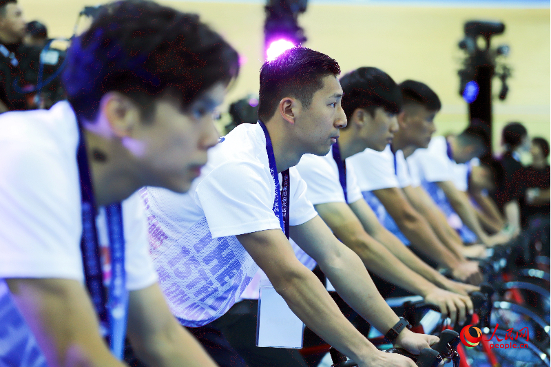 嘉賓與運動員們合力完成“全民共創(chuàng)百萬公里大挑戰(zhàn)”最后100公里路程。人民網(wǎng) 吳宇揚揚攝