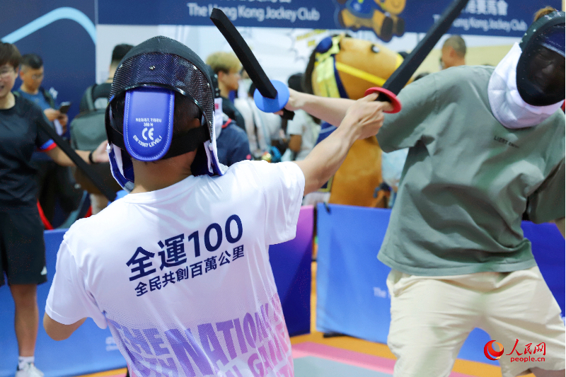 在嘉年華活動中，市民體驗擊劍運動。人民網(wǎng) 吳宇揚揚攝