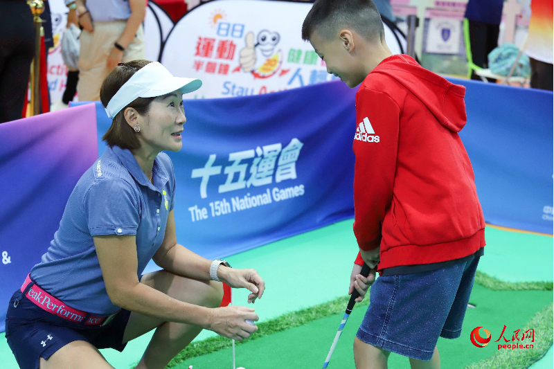 香港小朋友正在嘗試打高爾夫球。人民網(wǎng) 吳宇揚揚攝