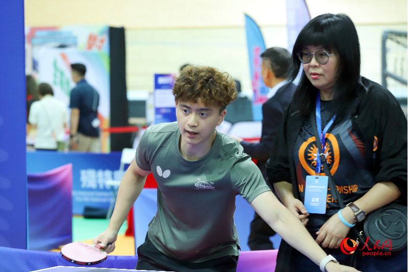 教練正在指導(dǎo)市民打乒乓球。人民網(wǎng) 吳宇揚揚攝