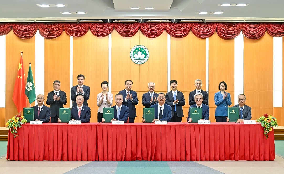 圖為岑浩輝、龔正等見證澳滬兩地代表簽署多份合作協(xié)議。澳門特區(qū)新聞局供圖