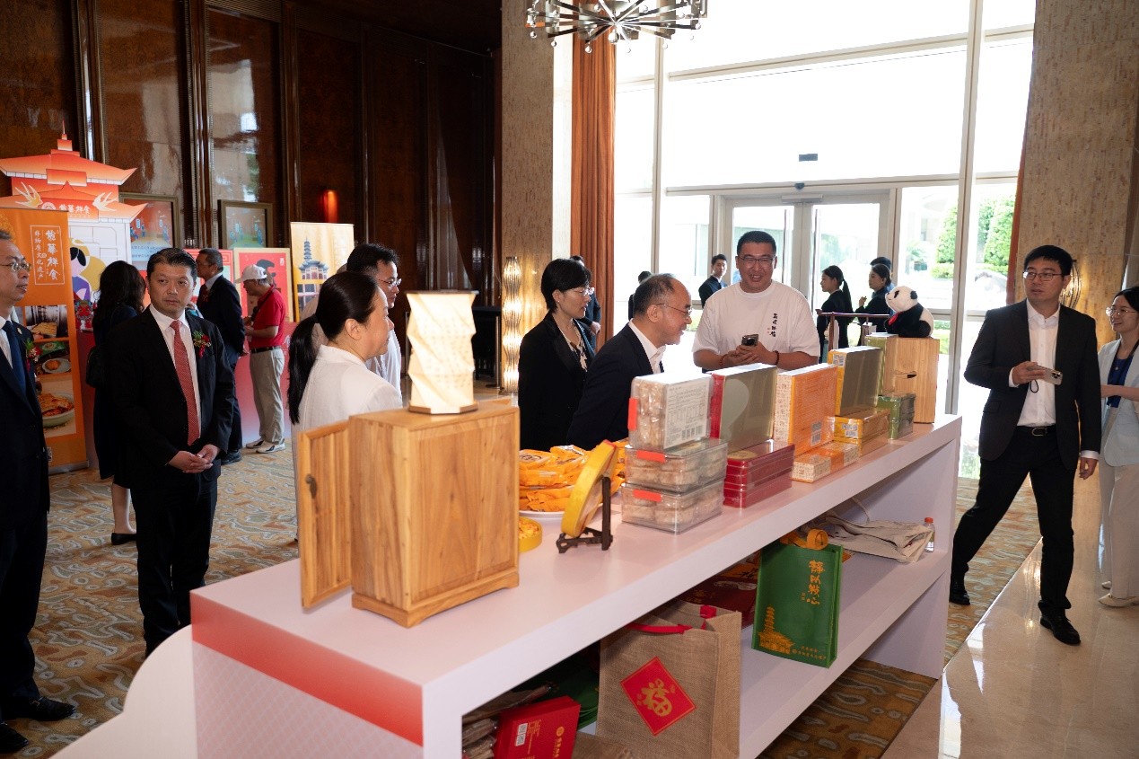 上海非遺美食在澳門(mén)展示，吸引眾人駐足觀看品嘗。主辦方供圖