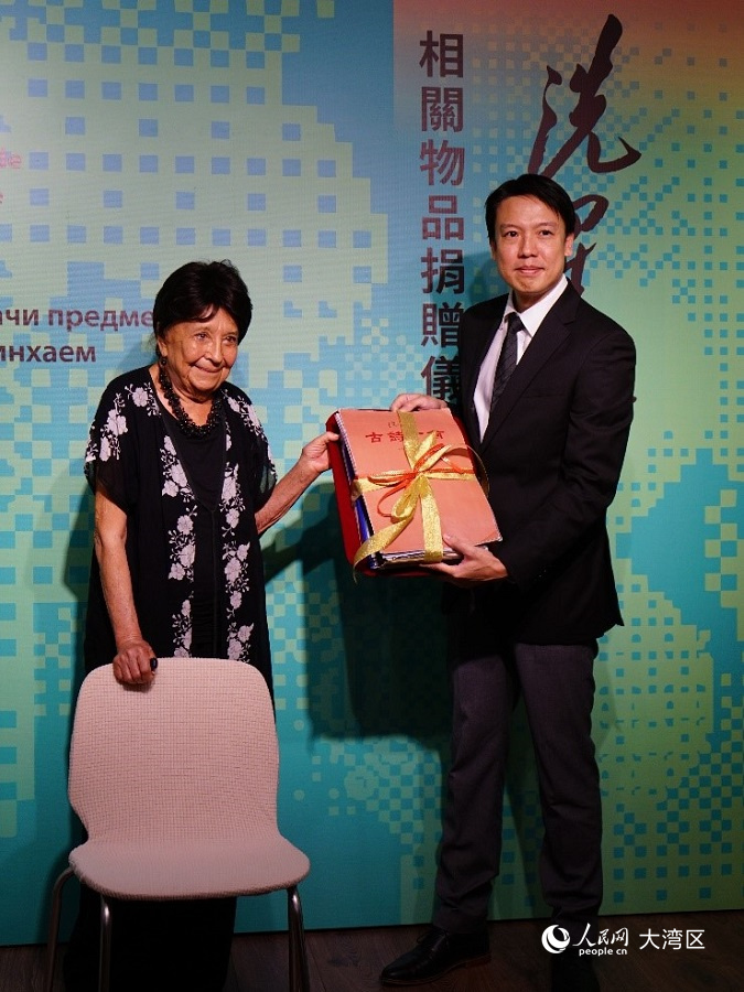 蔡健龍（右）代表特區(qū)政府接受拜卡達(dá)莫娃（左）的捐贈(zèng)。人民網(wǎng)記者 富子梅攝