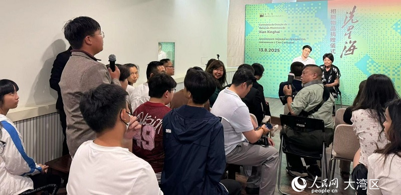 參加捐贈(zèng)儀式的澳門中學(xué)生與拜卡達(dá)莫娃現(xiàn)場(chǎng)交流。人民網(wǎng)記者 富子梅攝