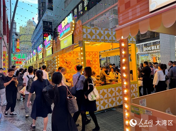 圖為剛剛開幕的市集現(xiàn)場，游人絡(luò)繹不絕。人民網(wǎng)記者 富子梅攝