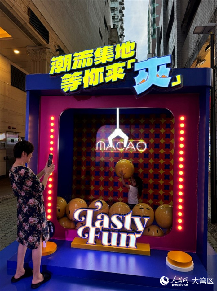 圖為游人在打卡裝置處拍照留影。人民網(wǎng)記者 富子梅攝