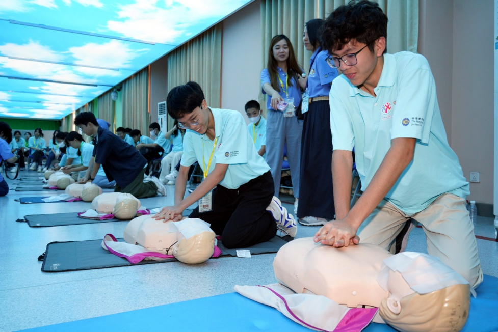 學(xué)員參觀四川大學(xué)-香港理工大學(xué)災(zāi)后重建與管理學(xué)院。香港賽馬會供圖