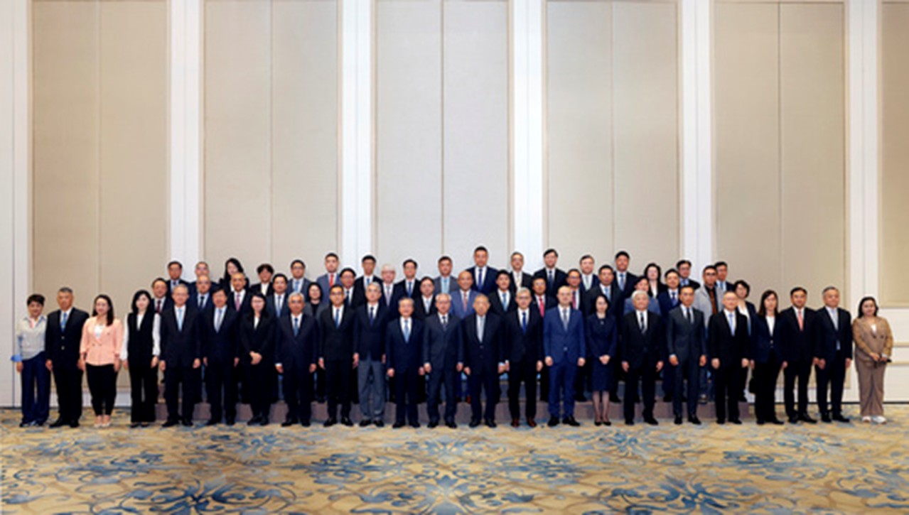 圖為岑浩輝與第七屆立法會(huì)全體議員合影。澳門特區(qū)政府新聞局供圖