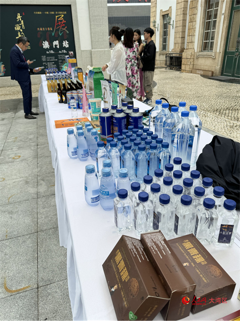 圖為經(jīng)貿(mào)推介會(huì)展示的拉薩綠色食品等。人民網(wǎng)記者 富子梅攝