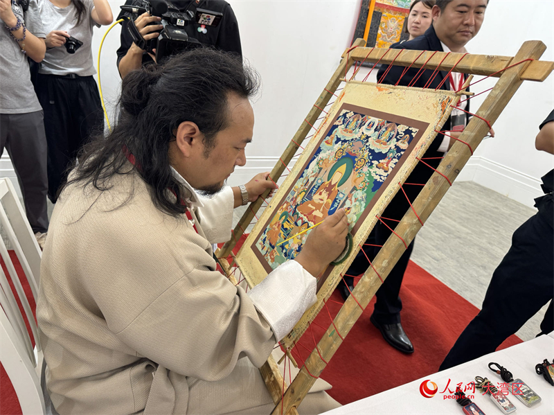 圖為專程來澳的唐卡畫師現(xiàn)場展示技藝。人民網(wǎng)記者 富子梅攝