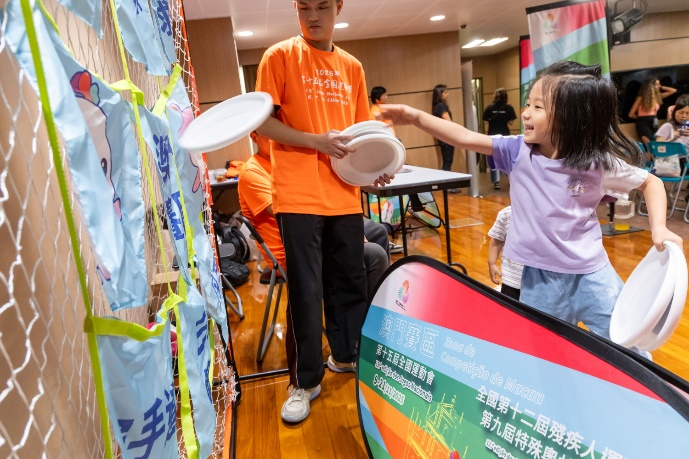 圖為“全運(yùn)社區(qū)行”活動(dòng)吸引孩子們參與。澳門特區(qū)文化局供圖