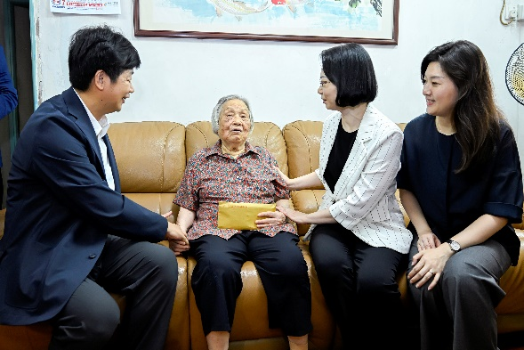 圖為澳門特區(qū)政府、國務(wù)院港澳辦、澳門中聯(lián)辦共同到吳清華女士家中慰問。澳門特區(qū)政府新聞局供圖