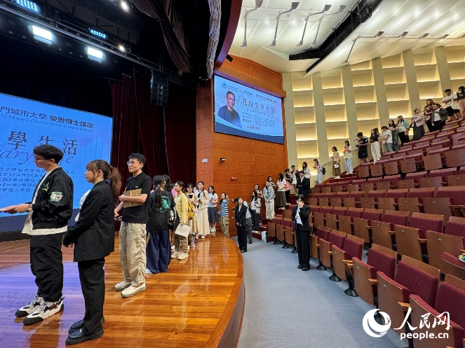 圖為等待簽名的同學們排起長隊。人民網(wǎng) 記者富子梅攝