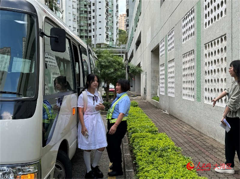 圖為澳門培華中學(xué)高一年級(jí)葉栩栩同學(xué)乘坐專車到達(dá)學(xué)校。（本報(bào)記者富子梅攝）