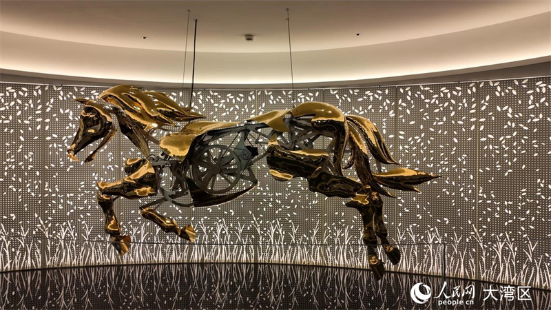 “駿馬奔騰”裝置供市民及旅客打卡。人民網(wǎng) 嚴小晶攝