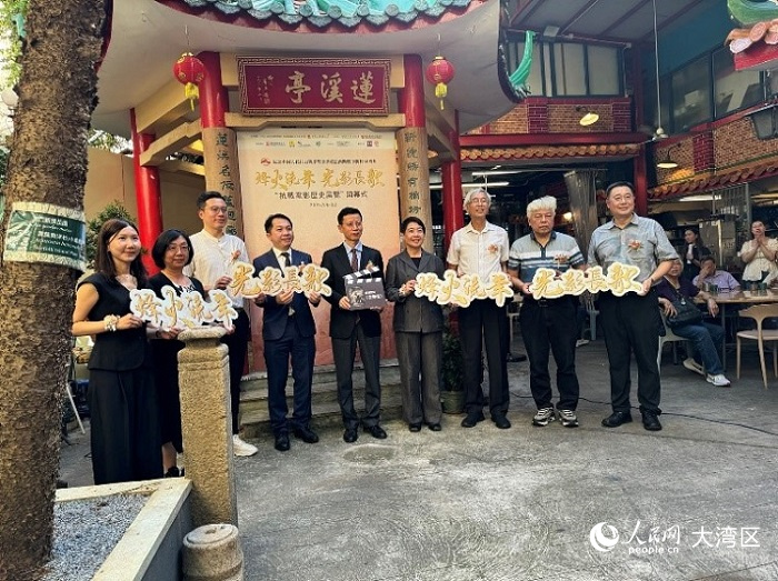 “抗戰(zhàn)電影歷史展覽”在澳門新橋花園開幕。人民網(wǎng)記者 富子梅攝