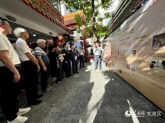 與會嘉賓參觀在新橋社區(qū)舉辦的展覽。（本報記者富子梅攝）