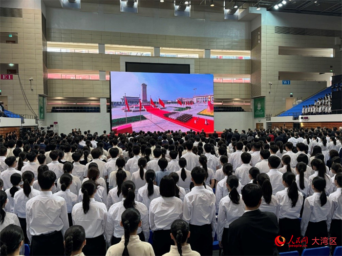 澳門特區(qū)政府官員、青年學(xué)生代表及社會(huì)各界人士在澳門理工大學(xué)觀看紀(jì)念大會(huì)直播。人民網(wǎng)記者 富子梅攝