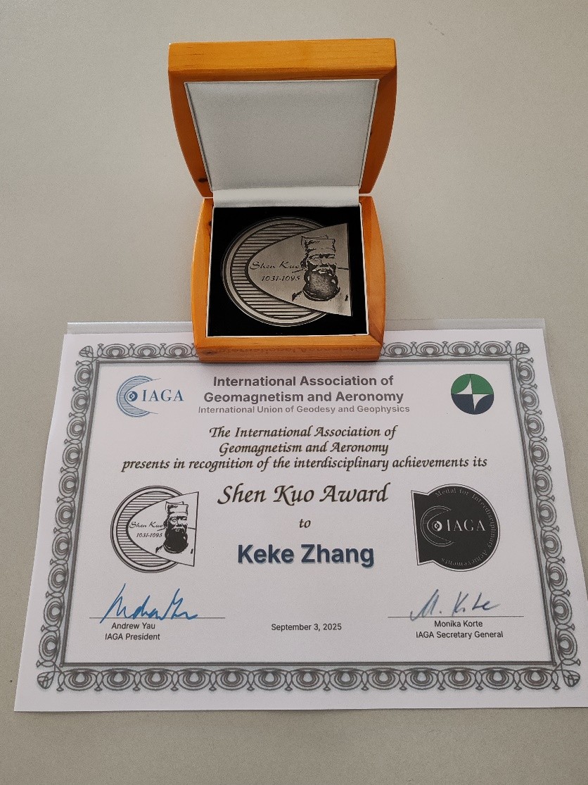 國(guó)際地磁與空間物理協(xié)會(huì)（IAGA）將2025年“沈括獎(jiǎng)”授予“澳科一號(hào)”衛(wèi)星項(xiàng)目首席科學(xué)家、澳門科技大學(xué)講座教授張可可。澳門科技大學(xué)供圖