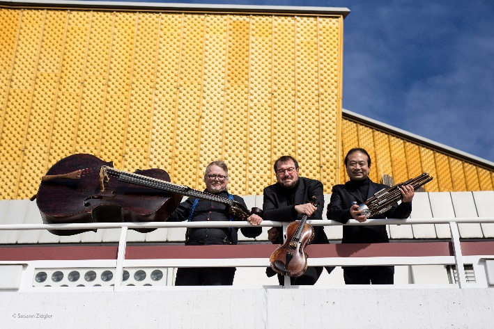 圖為三位國際音樂家創(chuàng)新排演《極致笙色》。（澳門特區(qū)政府文化局供圖）