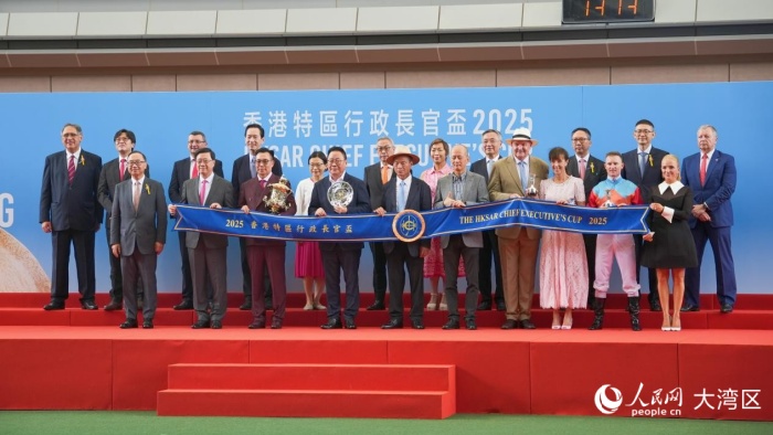 圖4.香港特區(qū)行政長官李家超為奪冠的“嘉應高升”團隊頒發(fā)獎杯。人民網(wǎng) 吳宇揚揚攝