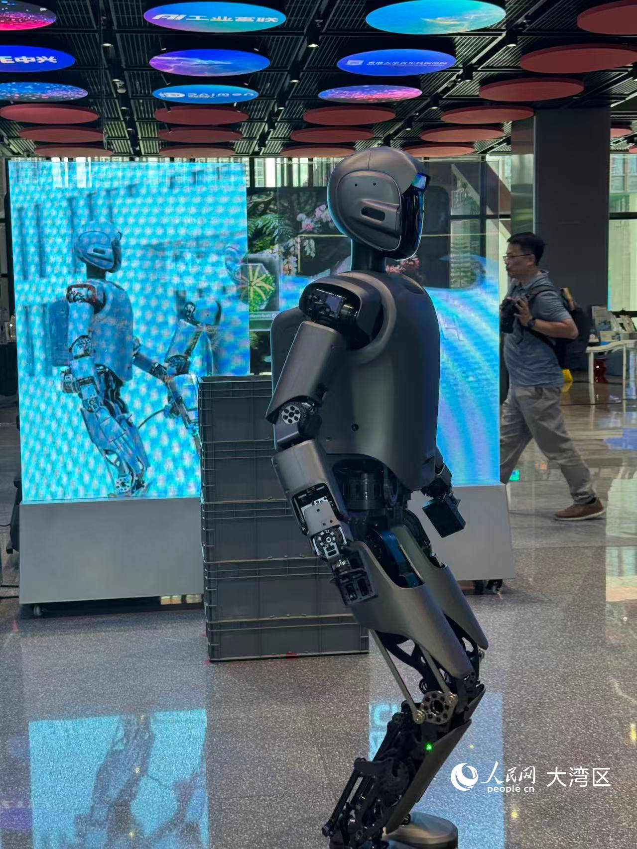 前海深港青年夢(mèng)工場(chǎng)內(nèi)部的展示機(jī)器人。人民網(wǎng)記者 謝瑩攝