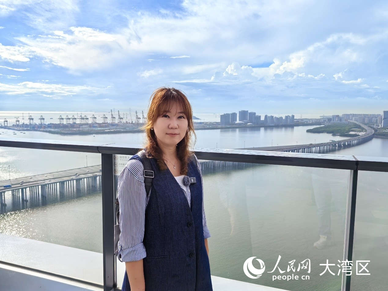 人民網(wǎng)外籍專家河貞美在前海嘉里中心高層“打卡”。人民網(wǎng)記者 王晶攝