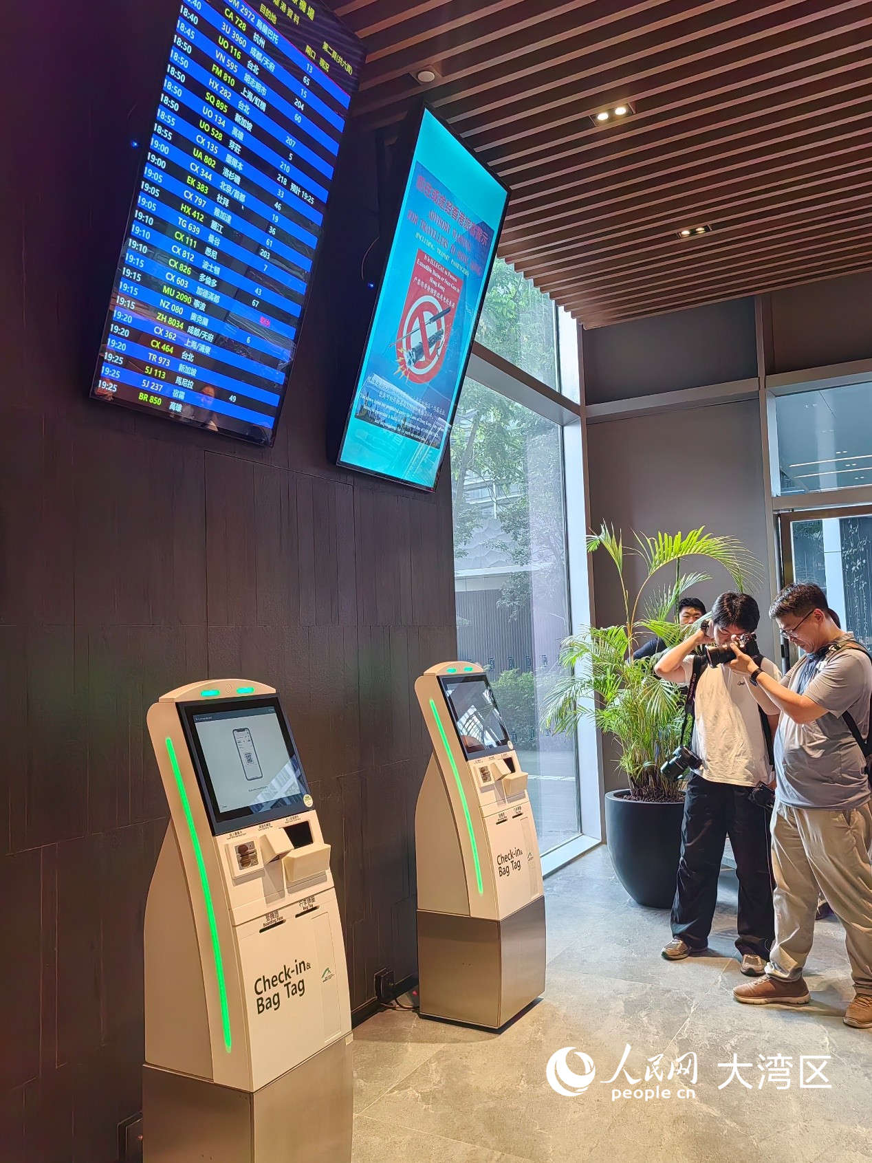 香港國際機(jī)場大灣區(qū)首座高端城市候機(jī)樓落戶在前海嘉里中心。人民網(wǎng)記者 王晶攝