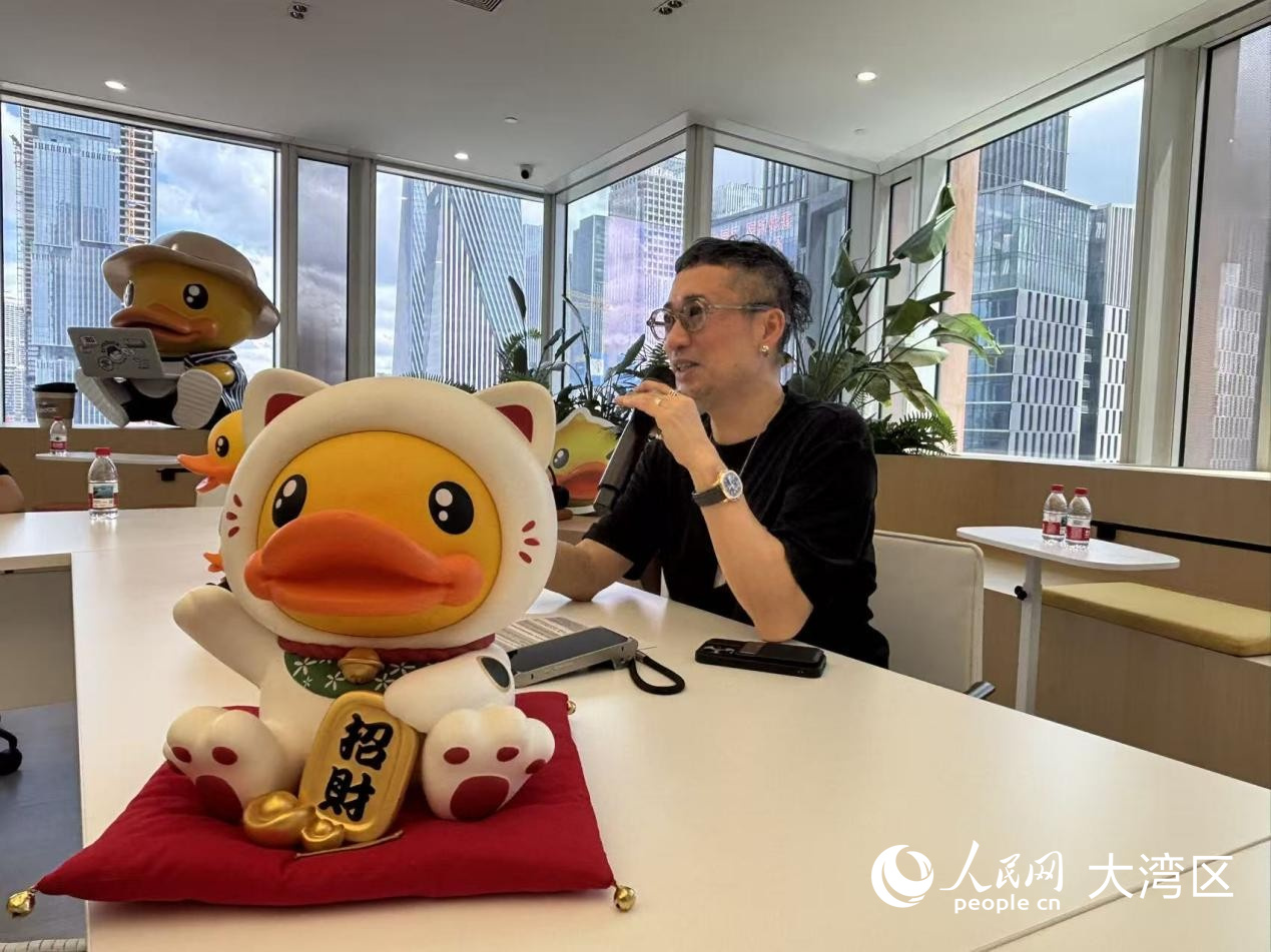 小黃鴨德盈控股國際有限公司董事會主席、執(zhí)行董事兼品牌創(chuàng)辦人許夏林接受人民網(wǎng)采訪。 周錦佳攝