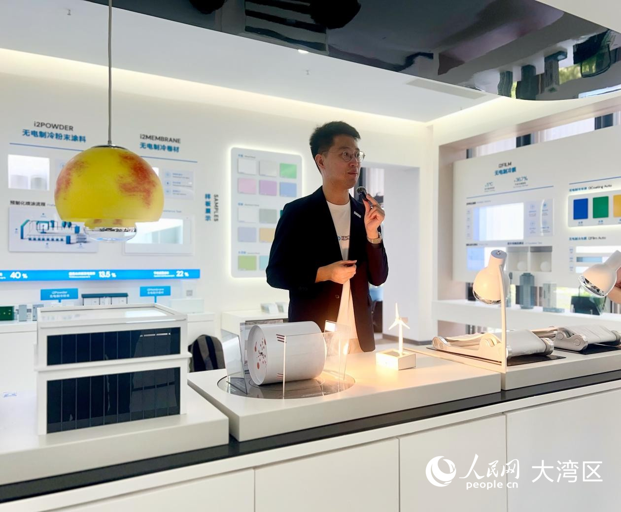 創(chuàng)冷科技聯(lián)合創(chuàng)始人兼CEO朱毅豪為人民網(wǎng)“2025中外記者看深圳”調(diào)研團(tuán)講解。人民網(wǎng)記者 崔越攝