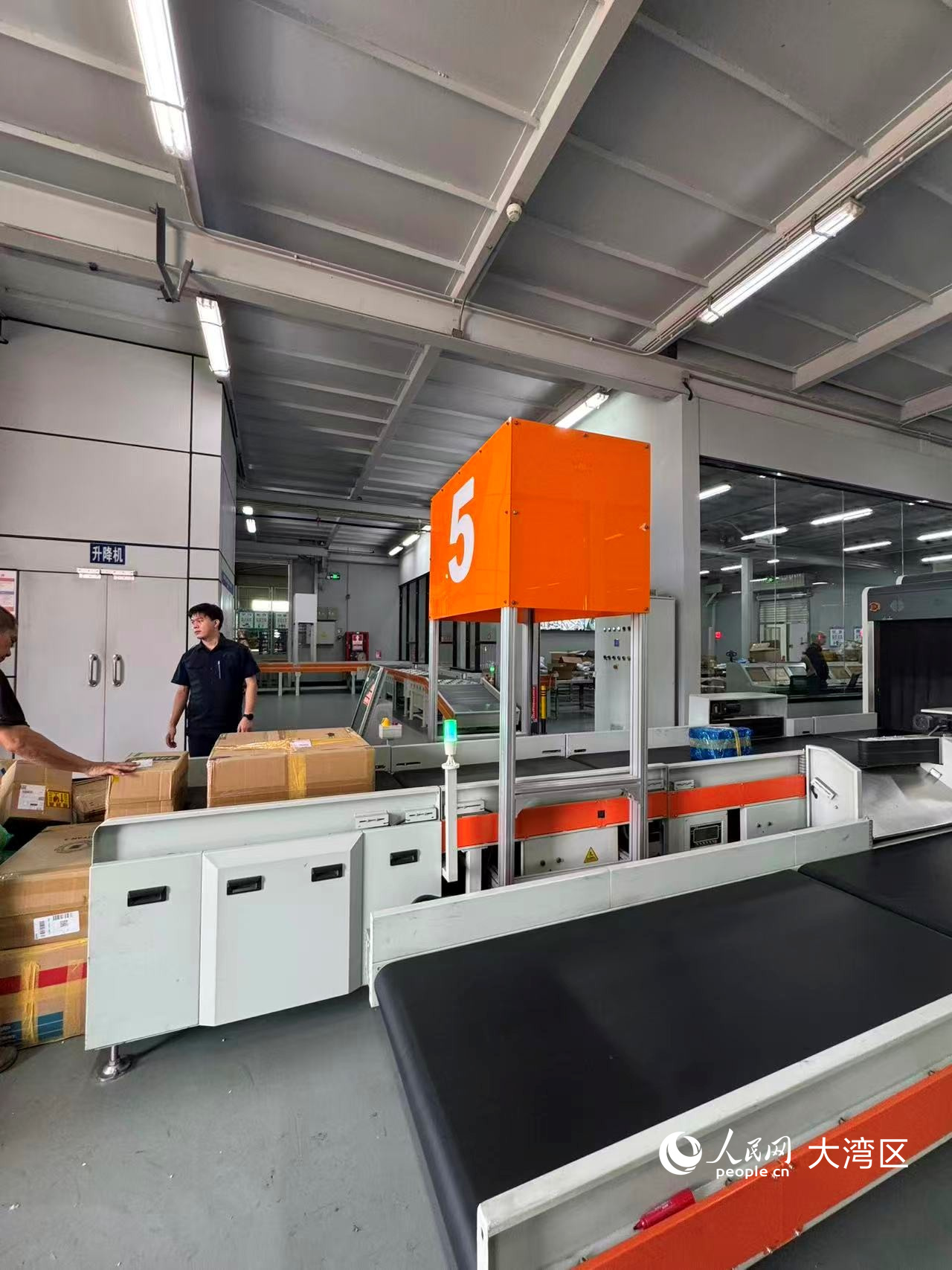 深圳跨境貿(mào)易物流監(jiān)管中心內(nèi)部。 人民網(wǎng)記者 謝瑩攝