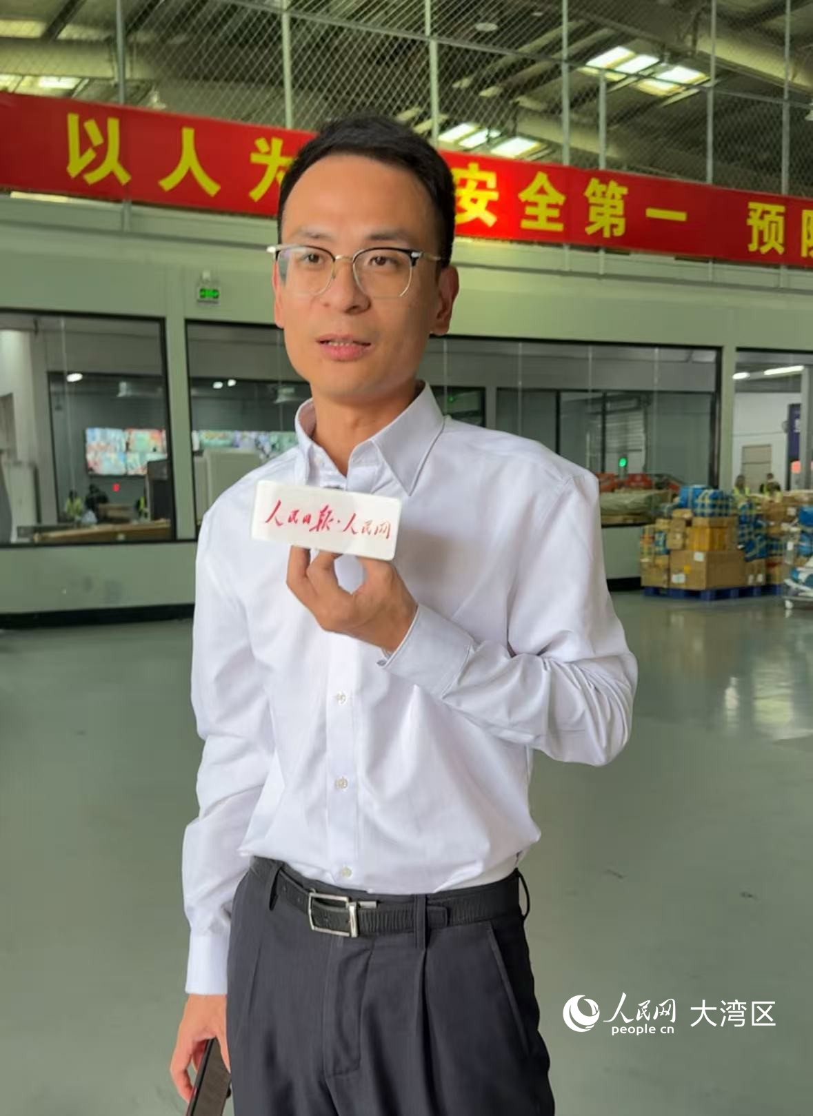 深圳跨境貿(mào)易物流監(jiān)管中心副總經(jīng)理鄭蕩接受人民網(wǎng)記者采訪。 人民網(wǎng)記者 謝瑩攝