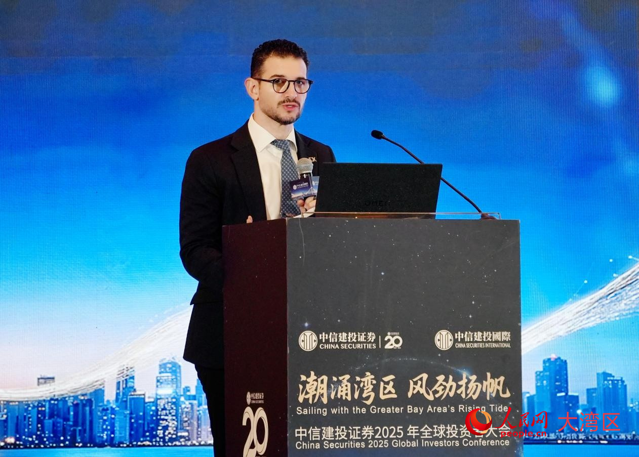 阿布扎比證券交易所代理首席資本市場官Aymen Triki現(xiàn)場分享。人民網(wǎng) 嚴小晶攝