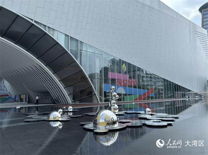 光明文化藝術(shù)中心文化中心入口，拱形門(mén)廊與水景相映成趣。 人民網(wǎng) 周錦佳攝