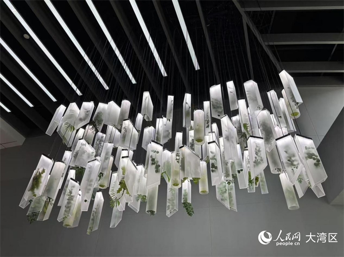 城市規(guī)劃展覽館內(nèi)懸掛的綠植。 人民網(wǎng) 周錦佳攝
