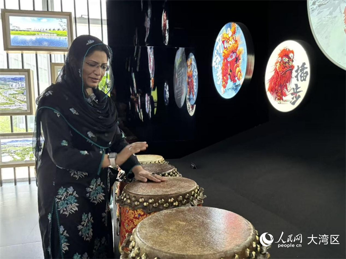人民網(wǎng)外籍專家薩拉體驗傳統(tǒng)鼓。 周錦佳攝