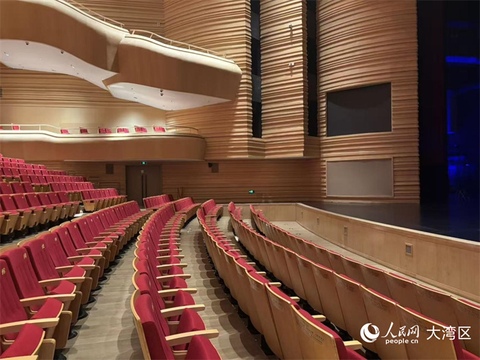 光明文化藝術(shù)中心內(nèi)的具有專業(yè)歌舞劇院水準(zhǔn)的1500座大劇場。 人民網(wǎng) 周錦佳攝