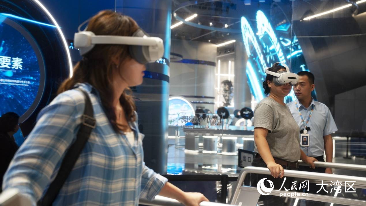 人民網(wǎng)外籍使用AR設(shè)備觀看城市。 人民網(wǎng) 俄布拉依攝