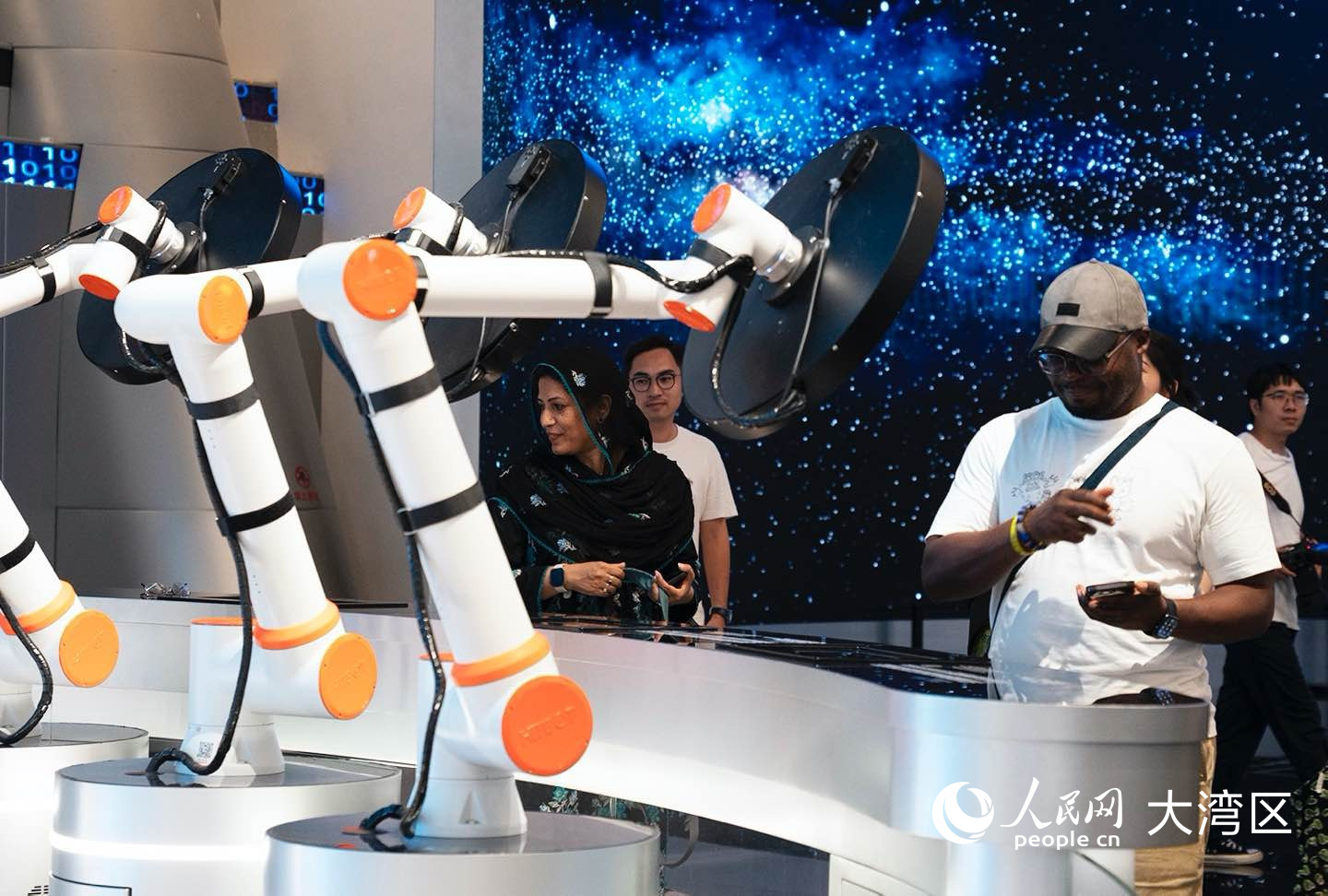 人民網(wǎng)外籍專家和“瞳孔”互動(dòng)。 人民網(wǎng) 俄布拉依攝