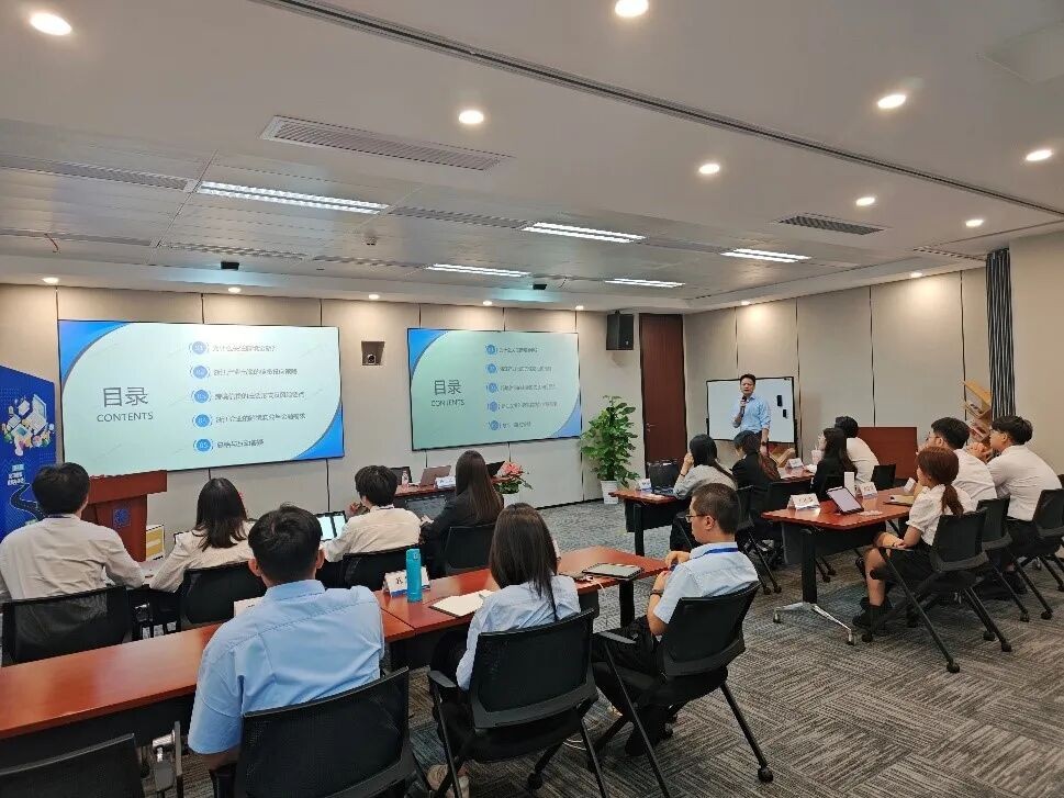 圖為澳門青年聆聽(tīng)導(dǎo)師業(yè)務(wù)輔導(dǎo)，展開(kāi)跨境跟崗見(jiàn)習(xí)。澳門特區(qū)勞工事務(wù)局供圖